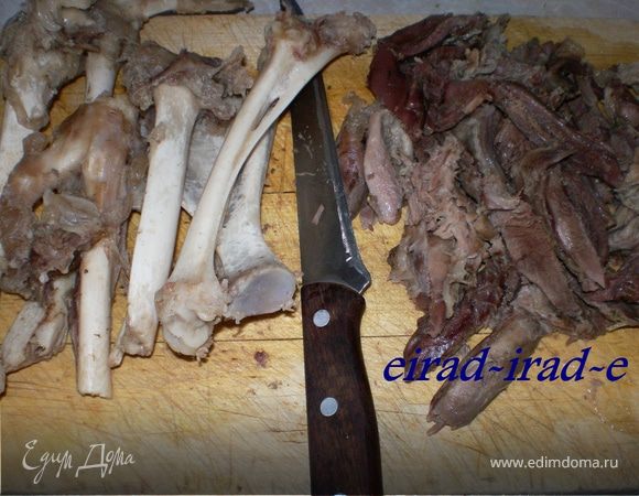 Вынимаем голяшки из бульона,отделяем мясо от костей ,режем на кусочки,