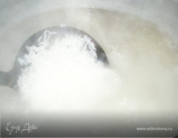 В процеженный бульон залить 2л кипяченной воды и еще 2ст.л соли.
Довести до кипения.Сильно кипящую,пересоленную воду(для того чтобы рис не остался пресным и не вкусным) засыпать рис, постоянно помешивая,чтобы он не слипся комками. На сильном огне варить рис до полуготовности.Рис должна получится с наружи мягким ,а внутри сырым,хрустящим
