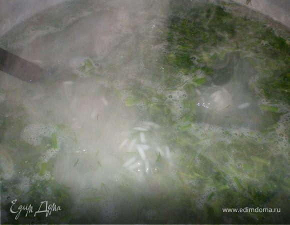 К рису добавить нашинкованный укроп,перемешать,