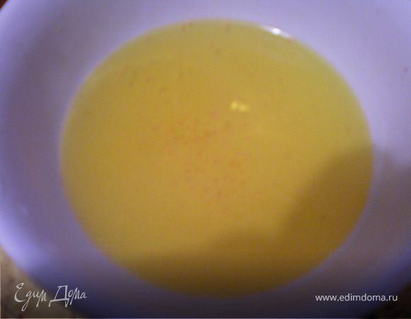 Шафран приготовить заранее.Брать шепотку шафрана и растереть в ступке до порошка,залить 3ст.л кипятка,дать настоятся .
