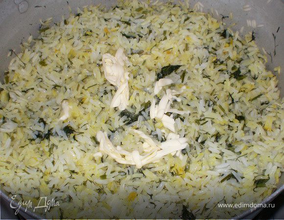 Перед подачей с верху палить 50гр топ.слив масла или накрошить слив.масло(можно и побольше,это на любителя).Лучше брат не покупное,а домашнее топ.масло.Домашнее топ.масло придает особый вкус и аромат рису.

Рецепт топ/масла тут:
http://www.edimdoma.ru/recipes/21064 
