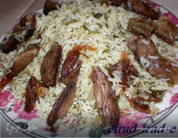 Плов подается в большом специальном блюдце для плова . Сперва в блюдца кладется рис, по краям мясо,

