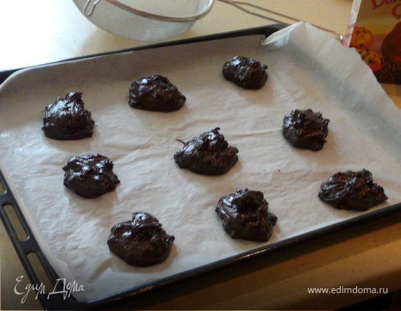 На деко с бумагой выложить по 1 полной ст.л. печенья, выпекать 13-15 минут (они будут еще немного мягкие). Остудить на решетке.