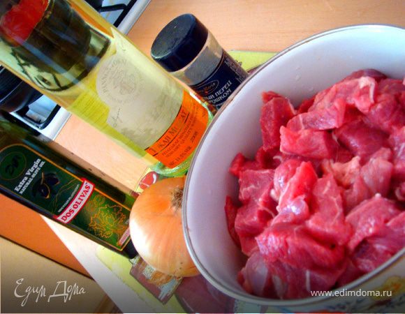 Приступим: говядину-мякоть (вырезка,задняя часть подойдет-край) подготовить-промыть обсушить,удалить жилы (если есть)-пленки белые. Нарезать поперек волокон на куски толщиной 1 см.,а потом на порционные кубики- не мельчим особо,чтоб мясо у нас осталось сочным и нежным,а не твердым. Примерно кубики я делаю по 3-4-5 см. Вообщем нарезали мясо-складываем в посуду(будем мариновать).
