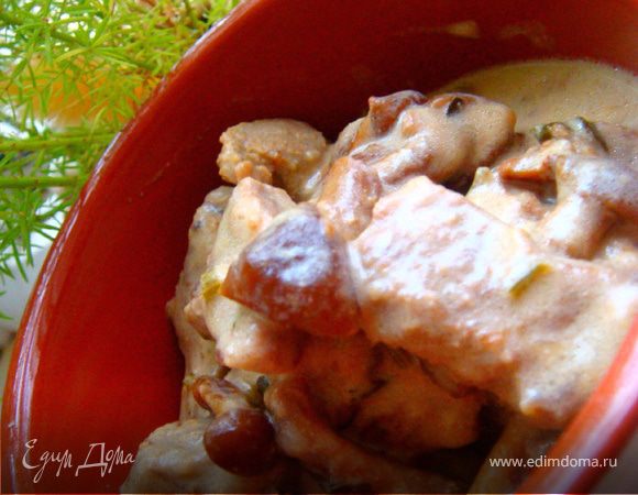 Тем временем-опята (не размораживая) высыпать на разогретую сухую сковороду. Томить до почти полного выпаривания жидкости. Так как опята обладаю определенно "склизкостью",то жидкость у вас полностью ве-равно не выпарится,а если выпарится-значит опята начали пригорать. Так вот,когда на дне останется чуть бурлящаяя жидкость-добавляем в сковороду вторую половинку нашинкованного на ваш любимый манер лука (я люблю видеть лук в блюде,поэтому полукольцами режу), добавляем 2 ст.л. олив.масла и чуть прижариваем грибочки с луком. Теперь добавляем в сковороду мясо. Я решила его не прижаривать для большей нежности в итоговом результате,поэтому сразу добавила и вино-100 мл. Тушить помешивая,чтоб опята не "хватались" ко дну сковороды минут десять-вино у вас увариться наполовину. Добавляем сметану и тушим под крышкой примерно пол-часика еще. Периодически помешивая.
6.Далее перчим, солим (при необходимости) и добавляем мелко-мелко резанную зелень пертрушки. Потомить еще минут 5-7. Выключить и дать настояться говядинке в соусе-минут 10. Подавать горячим! Приятного аппетита