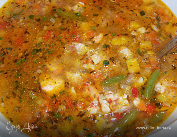 Доводим все до кипения и кидаем все субпродукты, оставшиеся от рыб и креветок. И оставляем кипеть на среднем огне часа 2. Через 2-2,5 часа, когда сельдерей и морковь будут легко превращаться в кашу, - вытаскиваем кости и головы и процеживаем бульон через сито.