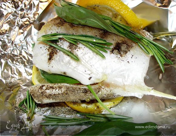 Судака натереть солью и перцем. Положить на смазанную маслом фольгу.Выжать на рыбку сок из лимона.Обложить тушку розмарином,базиликом и лимонными дольками.Сверху полить оливковым маслом.Закрыть фольгу конвертиком и отправить рыбку в разогретую до 200С на 20-25 мин.А потом ещё на 5-7(не больше,иначе высохнет) мин. под гриль,предварительно отогнув края фольги.