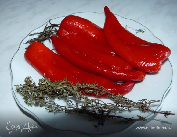 Сладкий перец разрезать, удалить семена, запечь с тимьяном под грилем до чёрных подпалин. Положить в полиэтиленовый пакет на 10мин., затем очистить от кожицы, мякоть нарезать полосками