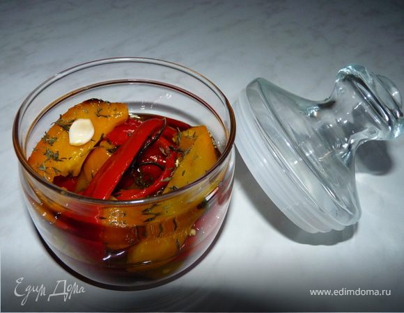 Оставшийся перец можно уложить в баночку, пересыпать прованскими травами, чесноком, залить оливковым маслом. Хранить в холодильнике.