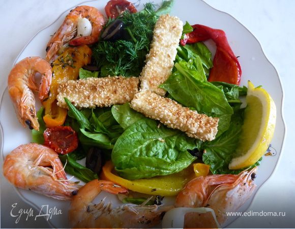 На тарелку выложить салатные листья, запечённый перец, вяленые помидоры, маслины, креветки,чеснок, который запекался с креветками, сыр, ломтик лимона. Посыпать укропом, прованскими травами, перцем. Заправить оливковым маслом и соком лимона, соль..
