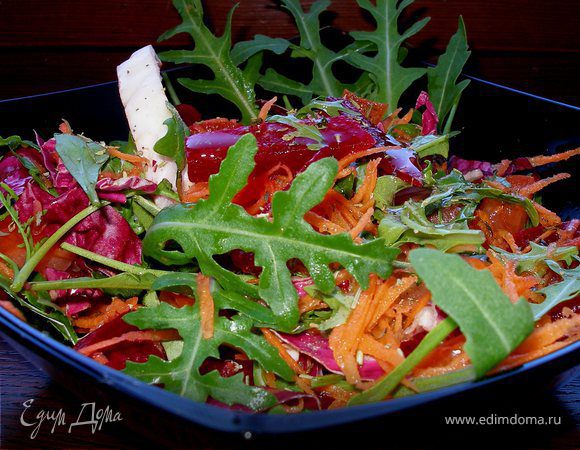 Свеклу нарезать соломкой, морковь натереть, помидор нарезать небольшими ломтиками. Смешать с салатом.
В отдельной посуде смешать все для соуса и заправить салат.