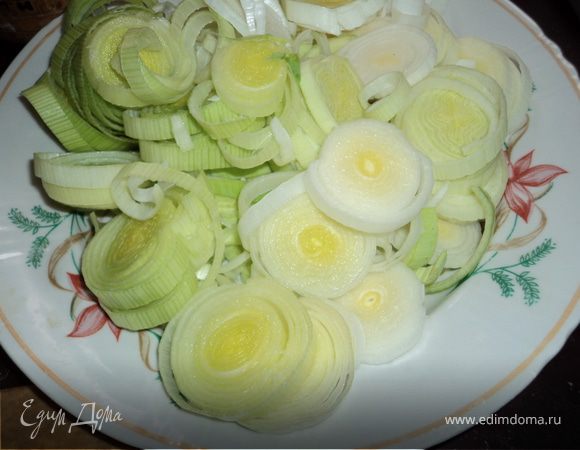 Нарежьте окорок мелкими кубиками, затем обжарьте. Очистите лук-порей и нарежьте его кольцами. Морковь натрите на крупной терке, соедините с окороком  итушите 5мин. Затем добавьте лук-порей и еще тушите 5 мин. Посолите, поерчите, остудите. 