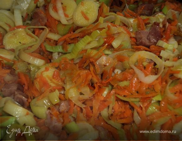 Разогрейте духовку до 200*. Смажьте противень жиром,тесто раскатайте так, чтобы оно легло на весь противень и затем сформируйте бортики до 1см. 