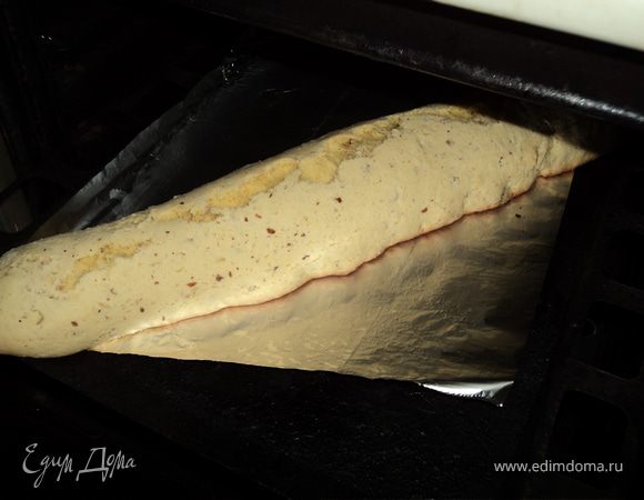 Выньте его из духовки, нарежьте ломтиками толщиной около 1см и снова положите на противень, запекайте еще 10мин, затем остудите. 