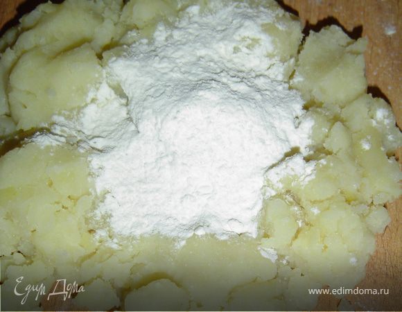 Отвариваем картофель и толчем его до состояния пюре.К остывшему пюре добавить муку и замесить тесто.Раскатываем тесто в форме жгутов и нарезаем небольшими кусочками.Доску присыпать мукой и разложить так, чтобы они не слиплись.Орехи измельчаем и выкладываем на тарелку, на другую тарелку кладем кокосовую стружку, сахар смешиваем с ванилином и помещаем на отдельную тарелку,В кипящую воду бросаем гомбовцы и варим до момента всплытия, затем вылавливаем их шумовкой,даем стечь воде и окунаем в растительное масло,потом в сахар,орехи или кокосовую стружку. В середину можно положить сливовое повидло или джем.
Приятного аппетита!!!