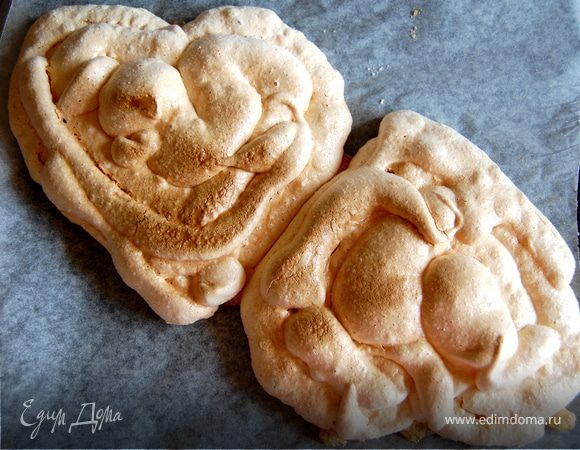 Теперь растворим сахар в воде на медленном огне. В белки добавить щепотку соли и взбивать миксером, постепенно добавляя сироп тонкой струйкой. Потом постепенно всыпать сахарную пудру, продолжая взбивать пока масса не будет гладкой и блестящей. Теперь с помощью кондитерского рукава выдавить массу по рисунку на пекарскую бумагу. Духовку предварительно разогреть до 130 градусов и выпекать коржи где-то часа полтора. 