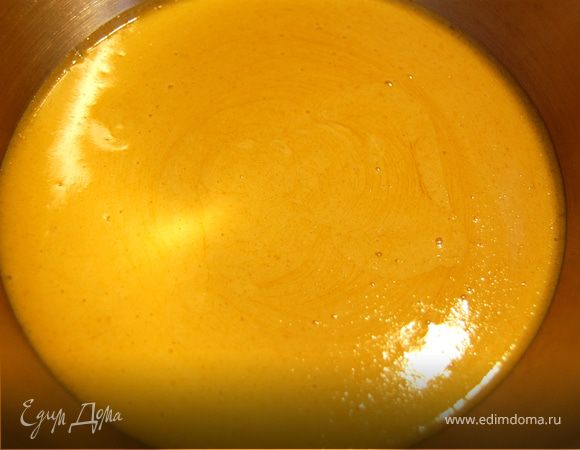 С шоколадным кремом придется повозиться дольше :) Желтки в кастрюльке взбиваем с сахаром до тех пор, пока масса не станет белой и кремообразной. Добавляем марсалу, хорошо размешиваем и ставим на водяную баню. Готовим минут 15, продолжая помешивать. Снимаем с огня.