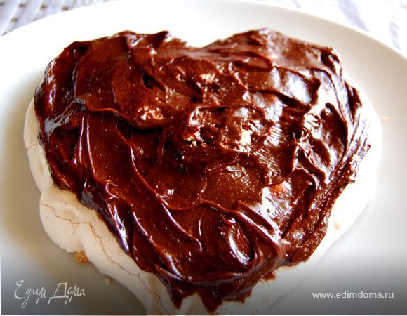 Когда меренги остынут, начинаем собирать наш тортик. Первый корж покрываем шоколадным кремом. 