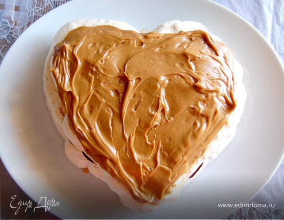 На него кладем второй корж и покрываем его кремом из вареного сгущеного молока.