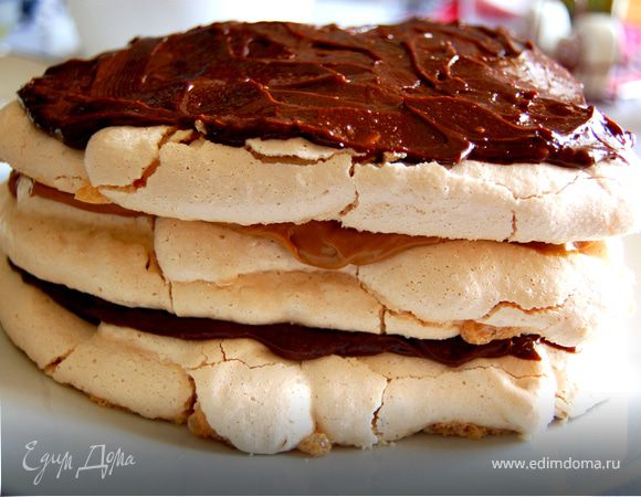 Теперь кладем последний корж и покрываем снова шоколадным кремом. 