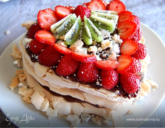 А теперь самое интересное - украшение :) Нарезаем фрукты и выкладываем на торт в зависимости от нашего желания и фантазии! Добавляем кондитерских украшений. Если остались меренги, то можно покрошить их на торт. 
Подаем с холодным шампанским, лучше с полусухим или брютом. 
Приятного аппетита!