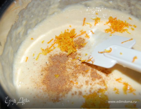 В опару добавляем цедру лимона и апельсина, мускатный орех, по очереди желтки с сахаром, затем оставшуюся муку,маргарин, затем взбитые белки, все перемешиваем аккуратно снизу вверх. Выливаем водку.Ставим снова подходить.