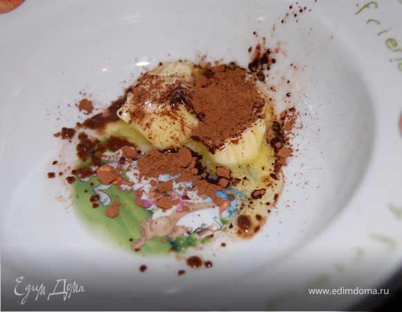 Ставим в духовку, прогретую до 100 градусов, постепенно добавляем до 180-200 градусов и печем до готовности. В среднем не больше часа.Для украшения на сей раз я приготовила шоколадную глазурь. Растопила на водяной бане сливочное масло, совсем немного, т.к. мне надо украсить всего 2 кулича. Добавила какао-порошок и ванильный сахар, все тщательно перемешала до получения однородной массы. Уже готовый и остывший кулич смазываем шоколадной глазурью и посыпаем кокосовой стружкой. Всех с Пасхой!