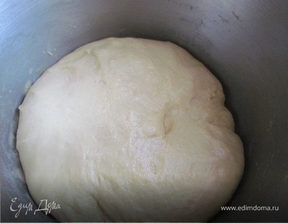 Подогрейте молоко и масло, всыпьте дрожжи и сахар.Хорошо перемешайте, чтобы дрожжи растворились. Дайте постоять минут 5. Затем добавьте соль, муку и разрыхлитель. Замесите тесто, оно должно быть очень нежным и мягким, не крутым. Теперь поставьте посуду с тестом в теплое место или чашку с горячей водой. Накройте салфеткой и оставьте на тридцать минут. 