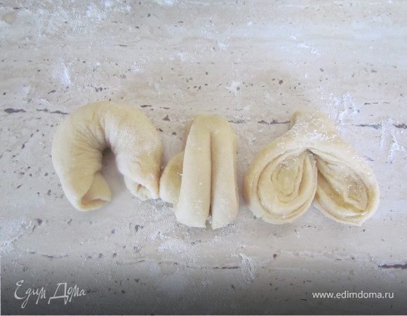 А теперь самое интересное: формируем наши (мои) сердечки! Отрываем шарик, размером с абрикос, раскатываем его в круглую лепешку толщиной около 0,5 см., смазываем растопленным сливочным маслом и посыпаем сахаром. Затем сворачиваем рулетиком, края рулетика соединяем (получается типа бублика) и защипываем. Дальше смотрите фото :) Делаем надрез и разворачиваем сердечко как книгу. Присыпаем сверху сахаром.