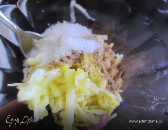 Тесто очень податливое, из него можно формировать все, что пожелаете. Я сделала часть с яблочной начинкой. Яблоко натрите на крупную терку, добавьте 1 ч.л. сахара и немного корицы, слейте получившийся сок и присыпьте начинку 1/2 ч.л. крахмала.