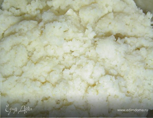 Варим пшенную кашу,в кастрюлю наливаем 1 стакан воды,солим и доводим до кипения,в воду кладем промытое пшено и варим, пока пшено не вберет всю воду.Нарезаем мелко лук, а грибы небольшими кубиками и обжариваем на небольшом кол-ве растительного масла.Соединяем грибы с пшенной кашей, солим по вкусу и перемешиваем.В Большом кол-ве подсоленной воды отвариваем ракушки до полуготовности.Ракушки немного остудить, а затем нафаршировать пшенной кашей. Ракушки выкладываем на противень, в который предварительно налили овощной бульон, немного растительного масла, добавили итальянские травы, лимонный перец, соль, а также измельченный зубок чеснока. Ракушки сбрызнуть растительным маслом, и отправить в духовку на 15-20 минут при температуре 170 гр. 	Подаем горячими, посыпав измельченной зеленью.