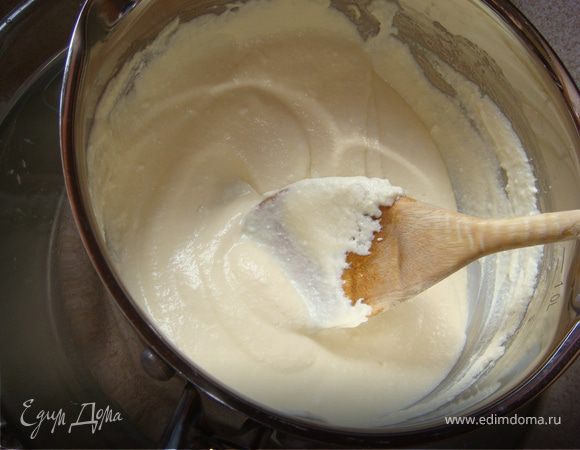 Переложить полученную массу в ковшик и поставить на небольшой огонь. Непрерывно помешивая, довести до кипения и немедленно снять с огня. Ковшик поместить в миску с холодной водой и помешивая остудить.