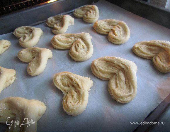 Застелите противень бумагой для выпечки, уложите наши плюшки и дайте им отдохнуть минут 10. 