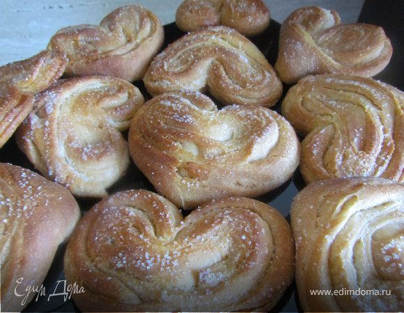 Есть 2 варианта выпечки: если у вас тесто хорошо подошло, заранее разогрейте духовку до 220С и выпекайте плюшки минут 15, пока они не зарумянятся. Если тесто не очень хорошо поднялось, плюшки надо ставить в холодную духовку и выпекать немного дольше. Плюшки получаются очень нежными и мягкими.