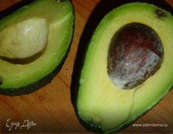 Отвариваем длинно зернистый рис.Авокадо разрезаем вдоль,удаляем косточку и аккуратно вынимаем мякоть,чтобы не повредить кожуру,так как она будет служить салатницей.2/3 мякоти авокадо нарезаем соломкой,так же поступаем с редисом и корейской морковью.Эти овощи перемешиваем с рисом,и полученным салатом начиняем половинки из-под авокадо.Оставшуюся часть мякоти авокадо пюрируем,добавляем перец черный,лимонный,паприку,перемешиваем и добавляем оливковое масло, а также 1 ч.л. соевого соуса, и еще раз перемешиваем. Соус готов.Полученным соусом заправляем салат. Приятного аппетита!