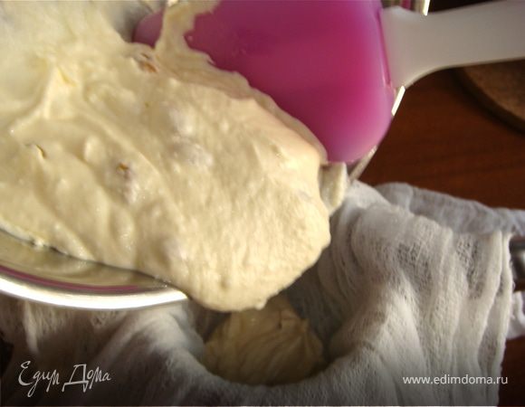 В остывшую массу добавить вторую половину сахара, миндаль, изюм и ванильный сахар. Выложить массу в пасочницу или дуршлаг, предварительно застеленный двойным слоем марли.