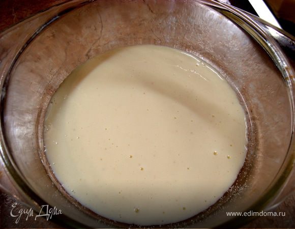 Смешать молоко и воду. Отлить 1/3 смеси в стакан, добавить 1 ст.ложку сахара и дрожжи, хорошо размешать и дать постоять 15 минут. Должна образоваться пышная шапка. Затем добавляем туда оставшуюся воду с молоком, 2 стакана муки и хорошо перемешиваем. Закрываем миску с тестом пленкой и даем подойти 1 час. 