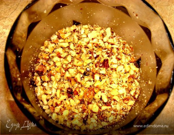 Пока подходит наша опара, займемся начинкой. Орехи порезать или измельчить  в блендере… Я люблю, чтобы были крупные кусочки, которые потом будут хрумкать на зубах;)))