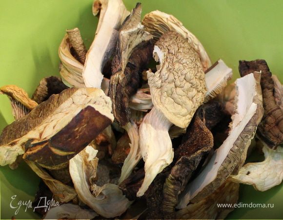 Сухие грибы залить кипятком, накрыть и дать настояться... (минут 30).