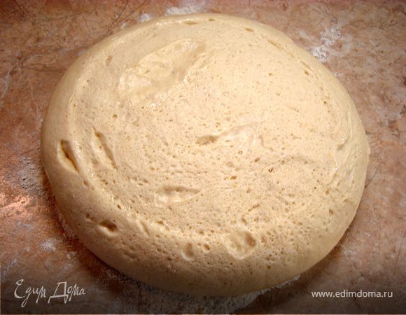 Взбиваем яйца (оставьте один желток для смазки), сахар, соль, растопленное сливочное масло, оливковое масло и добавляем все это в нашу опару. Перемешиваем и начинаем всыпать оставшуюся муку. Массу хорошо вымешать и пару раз сильно стукнуть об стол для того, чтобы удалить лишний воздух. После положить в миску, смазанную оливковым маслом. Накрыть пленкой и поставить в теплое место на 1 час. Затем выложить на стол…