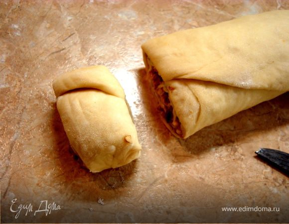 Затем сворачиваем рулет и разрезаем на кусочки длиной 5-6 см…