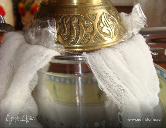 Поставить сверху груз и убрать в холодильник на сутки. Остывшую пасху достать из формы и украсить.