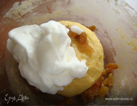 Кулич.В теплом молоке растворить дрожжи, добавить половину просеянной муки, размешать, накрыть полотенцем и убрать в теплое место на час, тесто должно увеличиться в 2 раза. Отделить белки от желтков. Белки убрать в холодильник, а желтки растереть с сахаром и ввести  в увеличенную опару, добавить соль, ванильный сахар, растопленное сливочное масло и оставшуюся муку. Вымесить тесто, хорошо и основательно, затем опять накрыть полотенцем и отправить в теплое место на час, тесто опять должно увеличиться в двое. В готовое тесто вмешать изюм, а затем взбитые в крепкую пену белки.