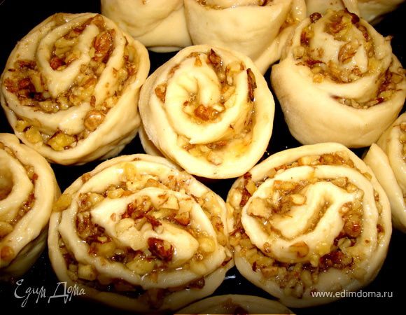 Теперь каждый кусочек зажать снизу пальчиками, чтобы не вытекла начинка, и как-бы немного вывернуть… Получаются маленькие розочки, которые необходимо уложить на расстоянии 1-2см друг от друга в форму для выпечки тортов, но не разъемную, а обязательно цельную… В противном случае начинка вытечет и испачкает вам всю духовку…