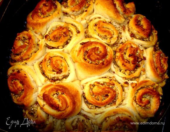 Теперь накрыть «цветочки» полотенцем и поставить на расстойку на 15-20 минут. Взбить оставленный нами желток с 2 ст.ложками молока или сливок и смазать этой смесью наши розочки… Выпекать в предварительно разогретой до 200 градусов духовке минут 20-25, до золотистого цвета.