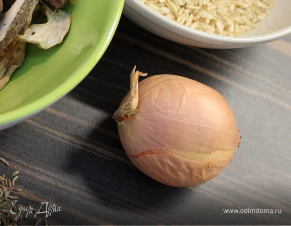 Тем временем чистим луковицу и мелко режем.