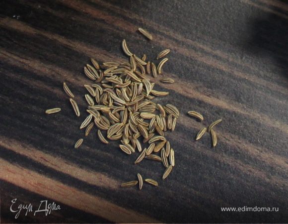 Поставим на огонь сотейник с толстым дном или чугунный. Разогреем масло и прожарим лук до  прозрачности. Добавить тмин и прогреть еще немного,чтобы пропитать масло ароматом.