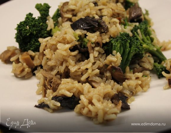 Выключить огонь и дать настояться минут 10...Подать посыпав пармезаном. Иногда я и не добавляю брокколи, а могу добавить чеснок и заправить перед подачей соевым соусом ( но тогда без сыра)... Кушайте здорОво! 