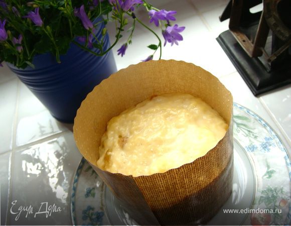 Заполнить форму для кулича на 1/3 и опять накрыв полотенцем поставить в теплое место, примерно на пол часа, тесто должно будет заполнить форму на 2/3. Разогреть духовку до 180С. Форму с тестом поставить в духовку, дождаться когда тесто поднимется до верхней кромки и увеличить нагрев до 210С. Выпекать примерно 10 мин. Время выпечки куличей я рассчитываю следующим образом,  20мин.  выпечки на 250гр кулича. Тем временем пока кулич остывает, приготовить глазурь. Сахарную пудру необходимо просеять и смешать с соком лимона (апельсина) и горячей водой. Вымешивать до однородности, глазурь должна получиться гладкой и блестящей. Можно капнуть какого-нибудь красного сиропа (малины, вишни) и тогда у нас может получиться розовая глазурь. Остывший кулич аккуратно вынуть из формы и нанести глазурь.