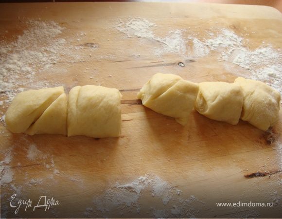 Жаворонки.Развести дрожжи в теплом молоке, добавить сахар, соль, половину просеянной муки. Хорошо размешать, накрыть полотенцем и поставить на час в теплое место, опара должна увеличиться в двое. После этого ввести размягченное сливочное масло, желток, половинку яйца и оставшуюся муку. Вымесить руками хорошенько, тесто не должно прилипать к рукам.  Уложить в миску, смазанную растительным маслом, накрыть полотенцем и отправить в теплое место еще на час.  Подошедшее тесто вымесить еще разок и опять поставить в теплое место, но на этот раз на полчаса.  Готовое тесто раскатать на присыпанном мукой столе, скатать в жгут и разделить на 8 частей.